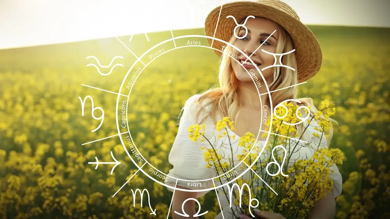 Uśmiechnięta blondynka w słomkowym kapeluszu, z bukietem żółtych kwiatów, na tle kwitnącego pola. Na obrazie widoczny jest okrąg zodiaku, gdzie Wenus w 10 domu symbolizuje publiczne uznanie i karierę.