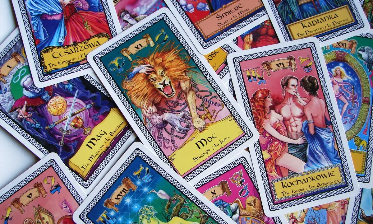 Waga tarot tygodniowy: karty z lwami, kochankami i cesarzową.