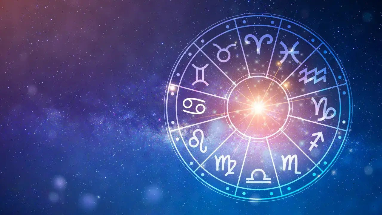 Zodiakalny krąg na tle kosmosu, gdzie Neptun w 12 domu symbolizuje tajemnice i intuicję.