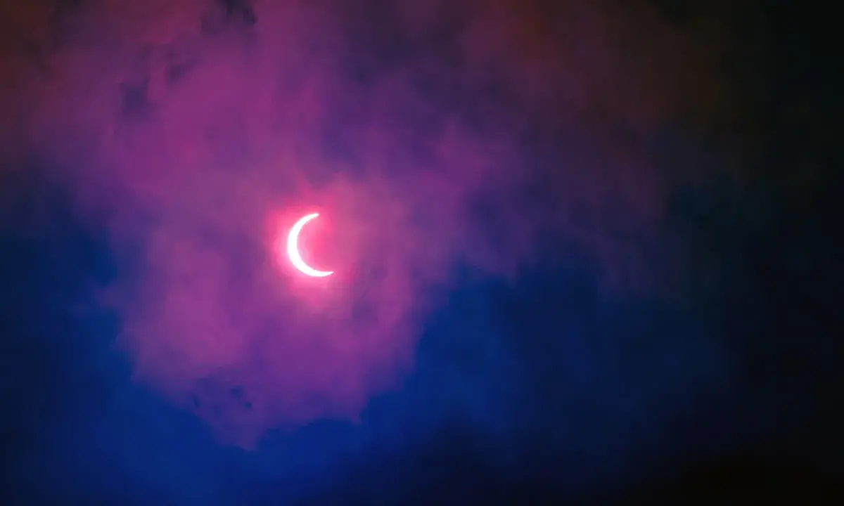 Sierpowaty księżyc w różowych chmurach, niczym Lilith w Skorpionie, przebija się przez mrok.