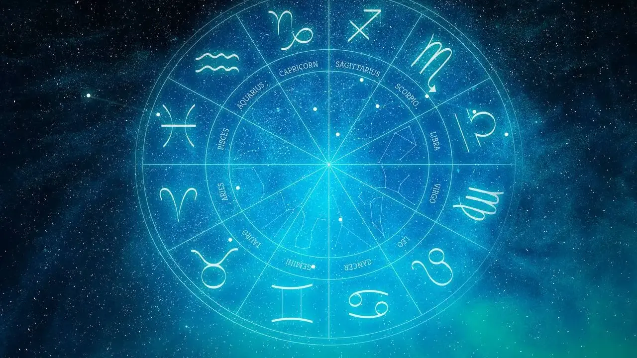 Koło zodiaku na tle nocnego nieba. Widać symbole znaków, w tym Ryby. Jowisz w Rybach zapowiada czas introspekcji i duchowych poszukiwań.