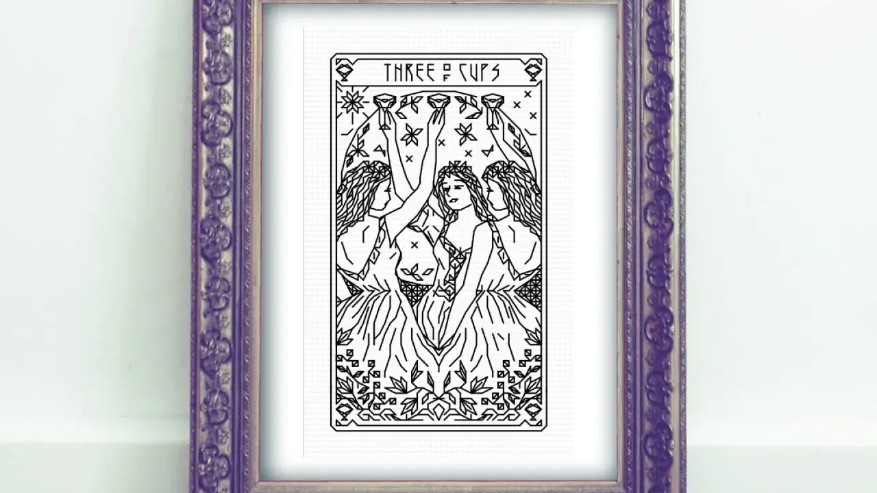 Trzy kobiety w wiankach wznoszą kielichy ku górze. Rysunek w stylu art deco, przedstawiający kartę 3 kielichów tarot.