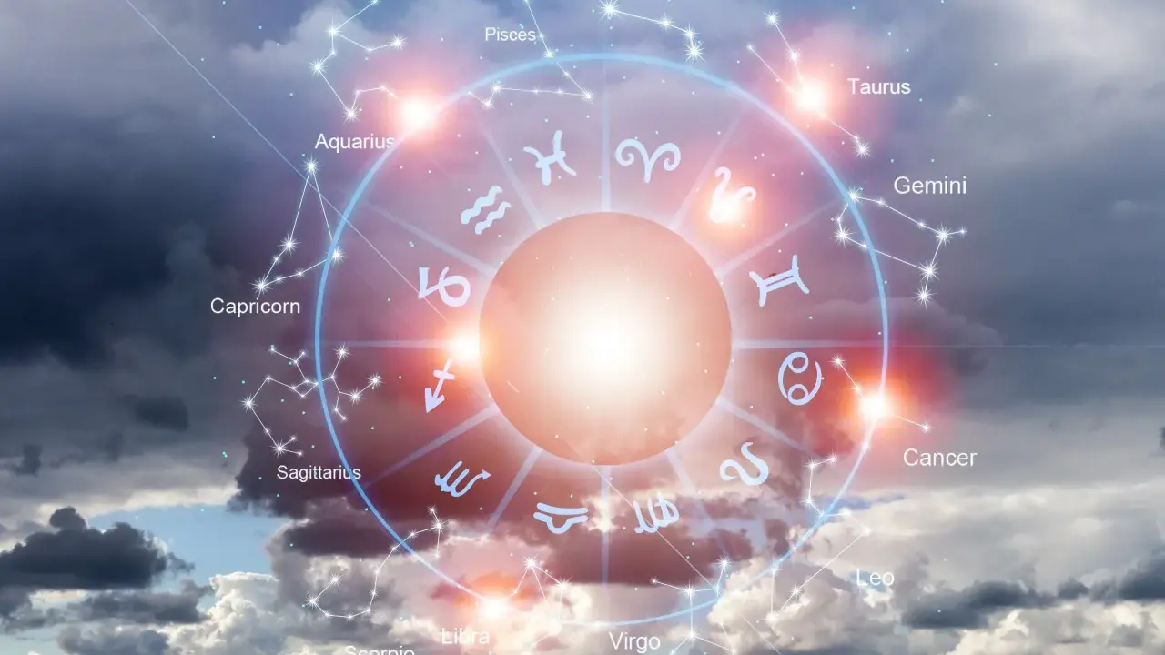 Koło zodiaku na tle burzowych chmur. Słońce w Baranie rozświetla centrum, a wokół widnieją gwiazdozbiory i symbole znaków.
