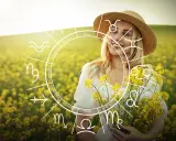 Uśmiechnięta blondynka w słomkowym kapeluszu, z bukietem żółtych kwiatów, na tle kwitnącego pola. Na obrazie widoczny jest okrąg zodiaku, gdzie Wenus w 10 domu symbolizuje publiczne uznanie i karierę.