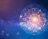 Zodiakalny krąg na tle kosmosu, gdzie Neptun w 12 domu symbolizuje tajemnice i intuicję.
