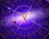 Astrologiczny horoskop z symbolem Barana w centrum. Widoczne znaki zodiaku i planety, sugerujące konfigurację saturn w baranie.