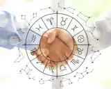 Dwie dłonie ściskają się na tle koła zodiaku i konstelacji. Astrologia i data urodzenia łączą ludzi.