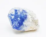 Surowy lapis lazuli z intensywnym niebieskim odcieniem i białymi inkluzjami. Jego właściwości od wieków fascynują ludzi.