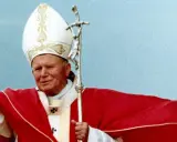 Papież Jan Paweł II, jak karta Papież z tarota, emanuje mądrością i miłością. Jego gesty i spojrzenie budzą głębokie uczucia.