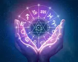 Dłonie trzymają koło zodiaku, gdzie saturn w 5 domu symbolizuje kreatywność i radość.