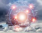 Koło zodiaku z symbolami i gwiazdozbiorami na tle nieba. Merkury w Koziorożcu, symbolizujący praktyczne myślenie i ambicję, jest widoczny w centrum.