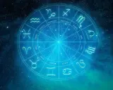Koło zodiaku na tle nocnego nieba. Widać symbole znaków, w tym Ryby. Jowisz w Rybach zapowiada czas introspekcji i duchowych poszukiwań.