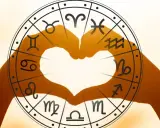 Dłonie tworzą serce w centrum koła zodiaku. Sprawdź swój tarot lew tygodniowy i odkryj miłość!
