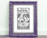 Trzy kobiety w wiankach wznoszą kielichy ku górze. Rysunek w stylu art deco, przedstawiający kartę 3 kielichów tarot.
