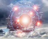 Koło zodiaku na tle burzowych chmur. Słońce w Baranie rozświetla centrum, a wokół widnieją gwiazdozbiory i symbole znaków.