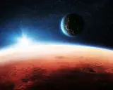 Czerwona planeta Mars wschodzi na tle gwieździstego nieba. W oddali widać Ziemię, rozświetloną światłami miast.