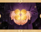 Dłonie trzymają cztery złote monety, symbolizujące stabilność i bezpieczeństwo. Page of Pentacles znaczenie - początek drogi do materialnego dobrobytu.