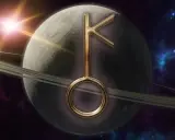 Złoty symbol Chirona na tle planety z pierścieniami i gwiazdami. Wskazuje na podróż w głąb siebie, gdy Chiron w Byku uczy nas wartości i bezpieczeństwa.