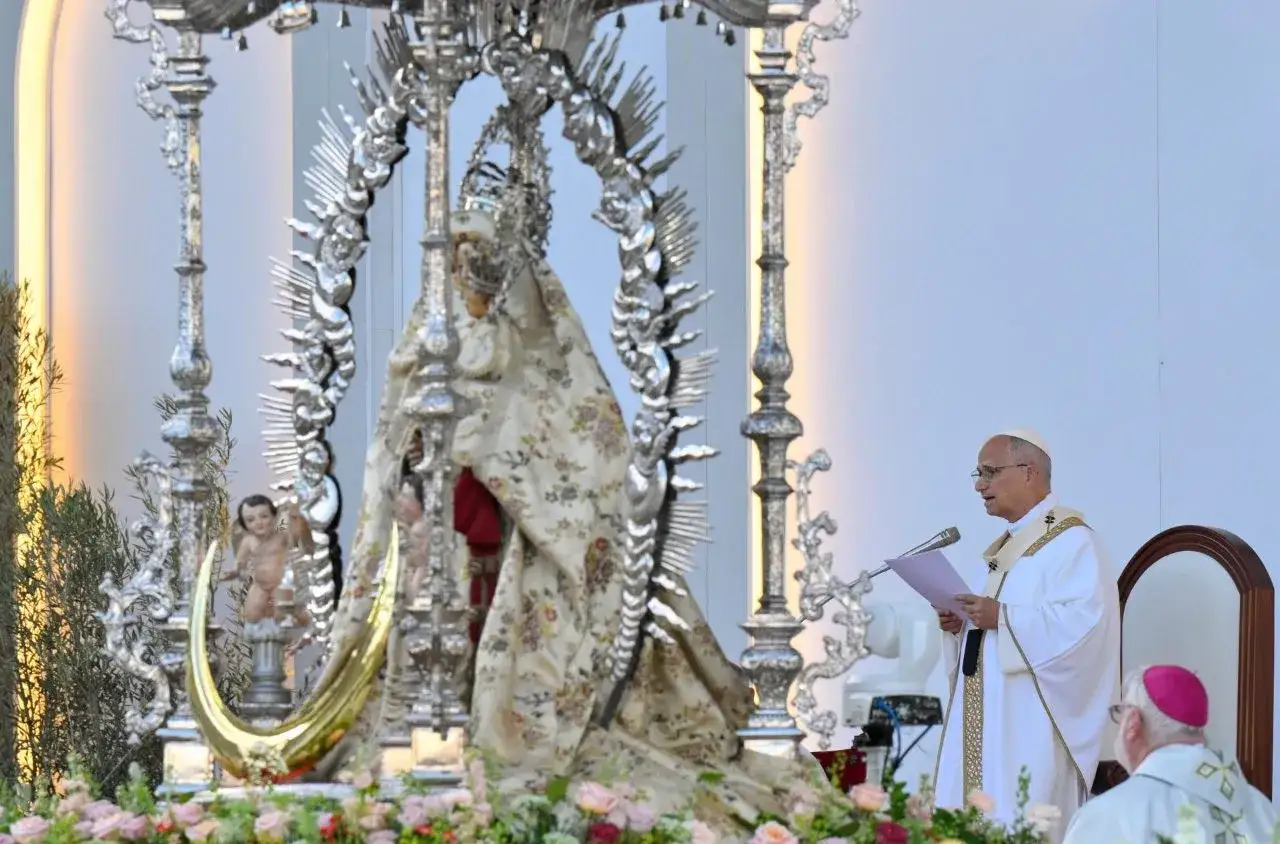 Papież Franciszek przemawia podczas uroczystości. W tle figura Matki Boskiej, jak z kart tarota, budząca głębokie uczucia.