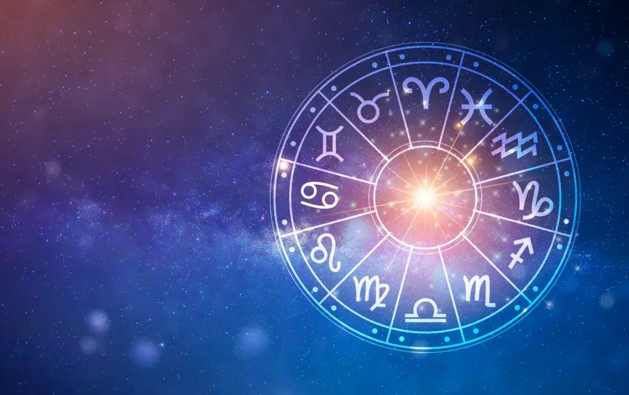 Koło zodiaku na tle kosmosu. Symbolika astrologiczna, jakby Neptun w 12 domu, zaprasza do odkrywania tajemnic wszechświata.