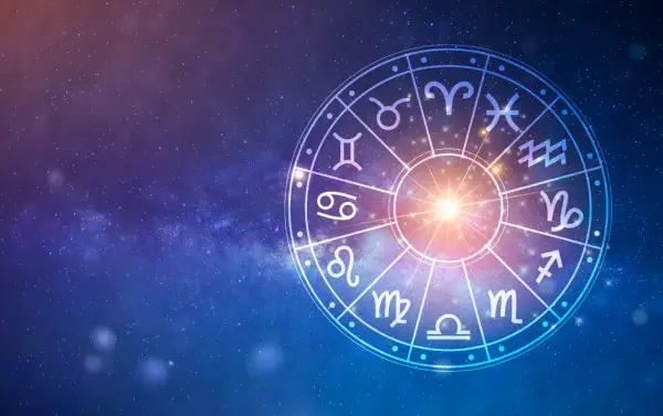 Zodiakalny krąg na tle kosmosu, gdzie Neptun w 12 domu symbolizuje tajemnice i intuicję.