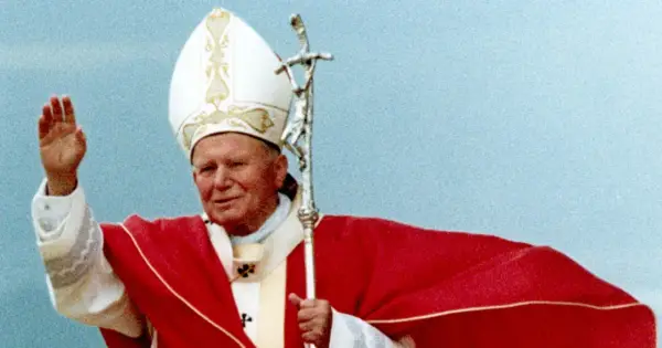 Papież Jan Paweł II, jak karta Papież z tarota, emanuje mądrością i miłością. Jego gesty i spojrzenie budzą głębokie uczucia.